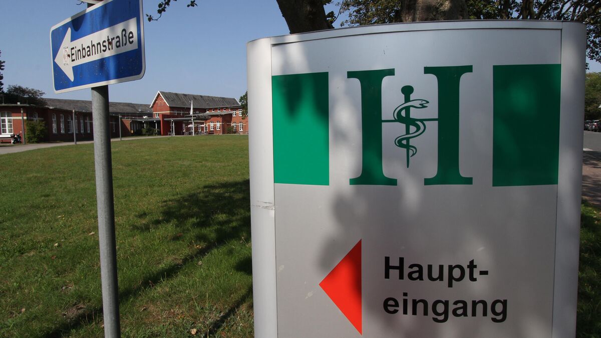Hier geht's ab zum Haupteingang und wenn alles kommt wie bisher vorgesehen, sollen bald aus der Ukraine geflüchtete Menschen im ehemaligen Seehospital ihre Begrüßungsformalitäten erledigen können und ein Dach über dem Kopf erhalten. Fotos: Reese-Winne