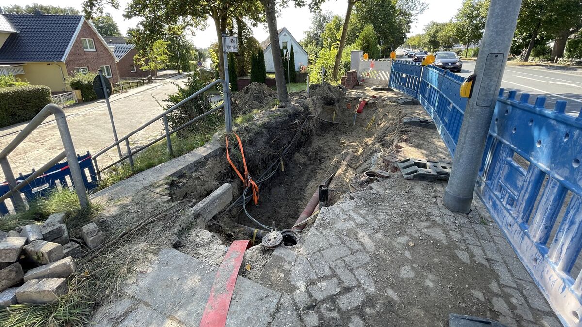 Es ist wieder passiert: An der Hauptstraße in Altenwalde ist ein wichtiges Wasserrohr gebrochen. Mitarbeiter des Wasserverbands Land Hadeln mussten die Stelle vorsichtig aufgraben. Foto: Reese-Winne