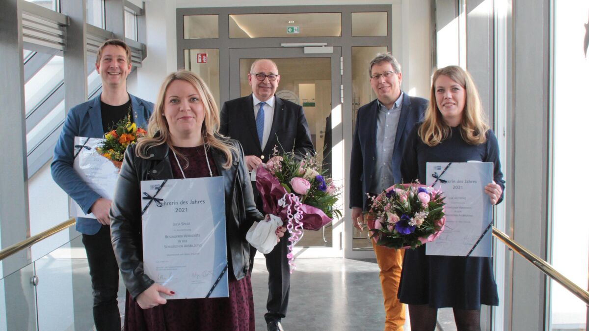 Die Ikarus-Preisträger Julia Spille (vorn), Lisa Heetderks (rechts) und Jan Fitschen (hinten links) mit IHK-Hauptgeschäftsführer Holger Bartsch (hinten Mitte) und dem Vorsitzenden des IHK-Berufsbildungsausschusses Lutz Bock (hinten rechts). Foto: IHK Stade