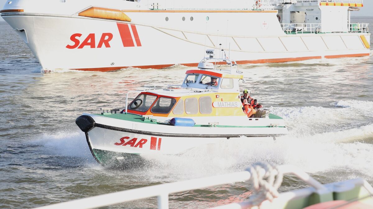 Das Beiboot "Mathias" des in Cuxhaven stationierten Rettungskreuzers „Anneliese Kramer“ fährt durch die Elbe. Kurz zuvor wurde die Bilanz für 2024 präsentiert. Foto: Larschow