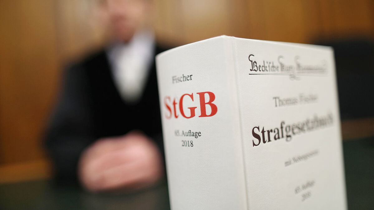 Der Angeklagte muss sich wegen schwerer Vergewaltigung und weiterer Straftaten vor Gericht verantworten. Symbolbild: Berg/dpa