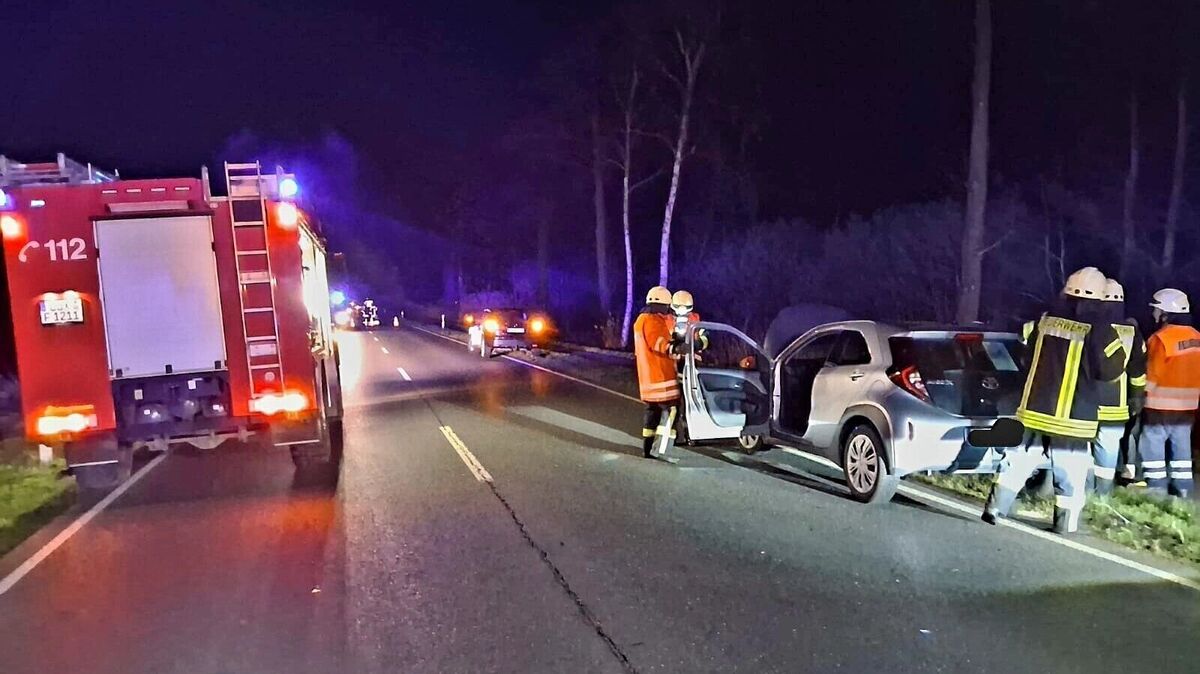 Die Fahrertür des Toyotas hat sich so verzogen, dass der Fahrer von der Feuerwehr befreit werden muss. Foto: Lange