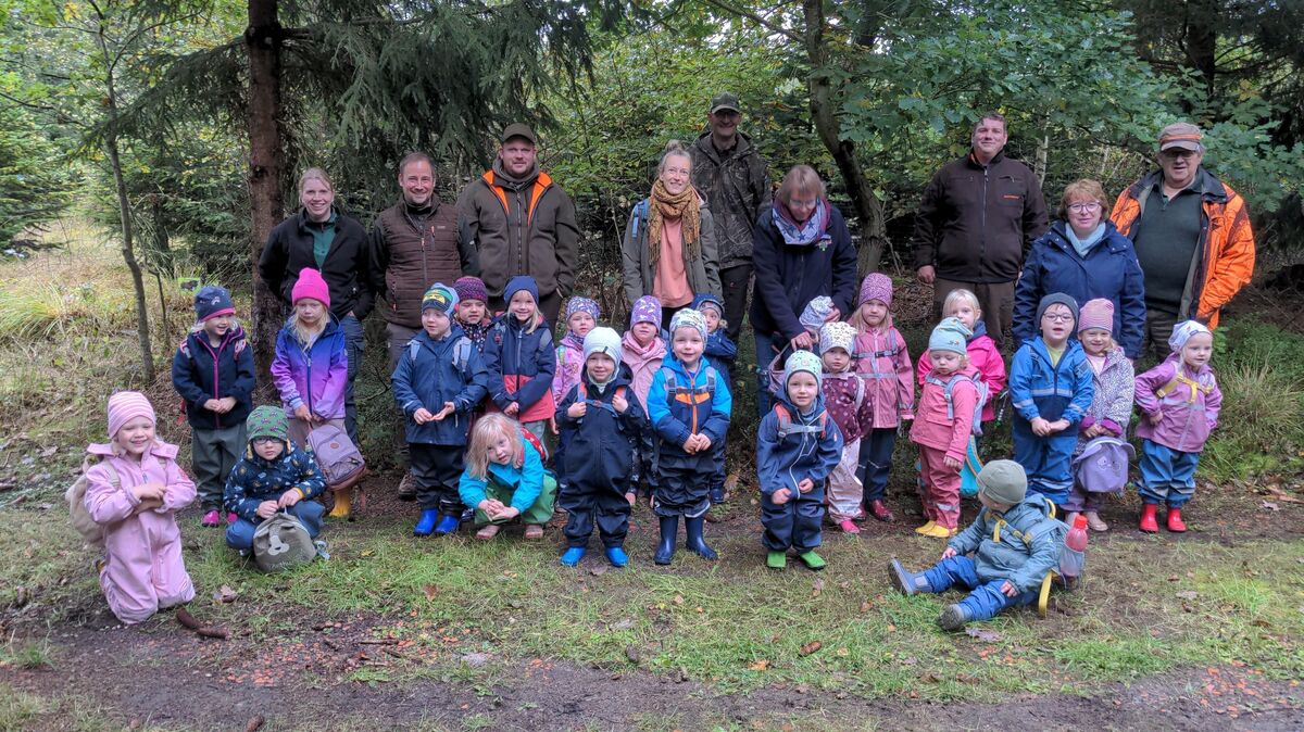 Die Kinder der DRK-Kindertagesstätte Armstorf verbringen einen spannenden Vormittag im Wald. Foto: Morjan