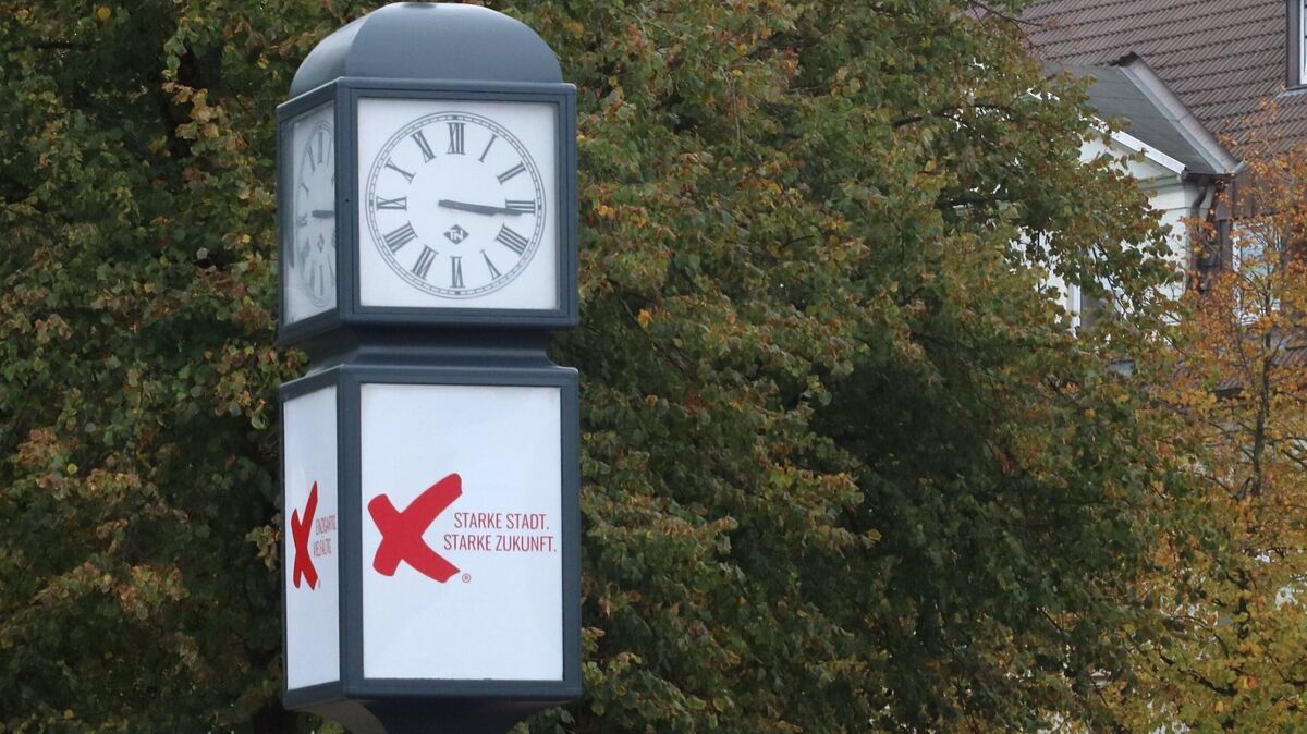 Die im vergangenenen Jahr restaurierte Normaluhr auf dem Karl-Olfers-Platz ziert ebenfalls ein rotes "X". Bei  deren Wiederaufstellung wurde auf die Bedeutung der Bildmarke als "Eyecatcher" hingewiesen. Foto: Koppe