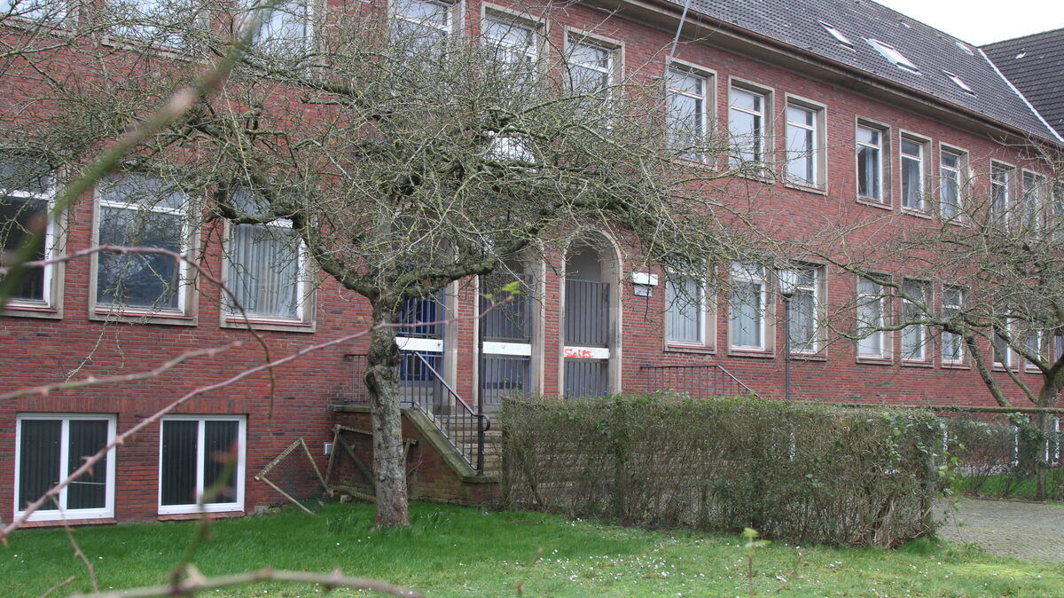 Seit Ende 2020 befindet sich die Außenstelle der Oberschule Cuxhaven-Mitte in der alten Realschule in der Schulstraße. Eine Etage höher unterrichtet das Lichtenberg-Gymnasium seine sanierungsbedingt ausgelagerten oberen Jahrgänge. Foto: Reese-Winne