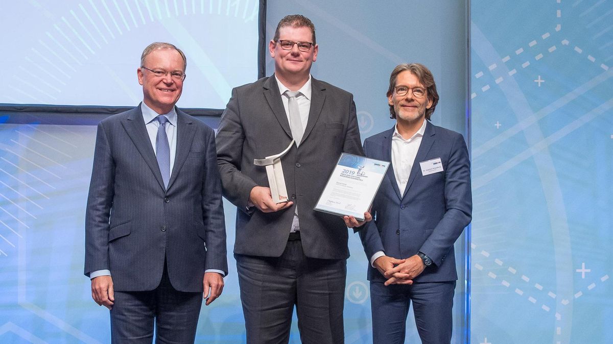 Daniel Klink (M). wurde in Hannover von Ministerpräsident Stephan Weil (l.) und Dr. Joachim Kreuzburg, Kuratoriumsvorsitzender der Stiftung Niedersachsen Metall ausgezeichnet als einer von drei Mint-Lehrern des Jahres. Foto: Axel Herzig