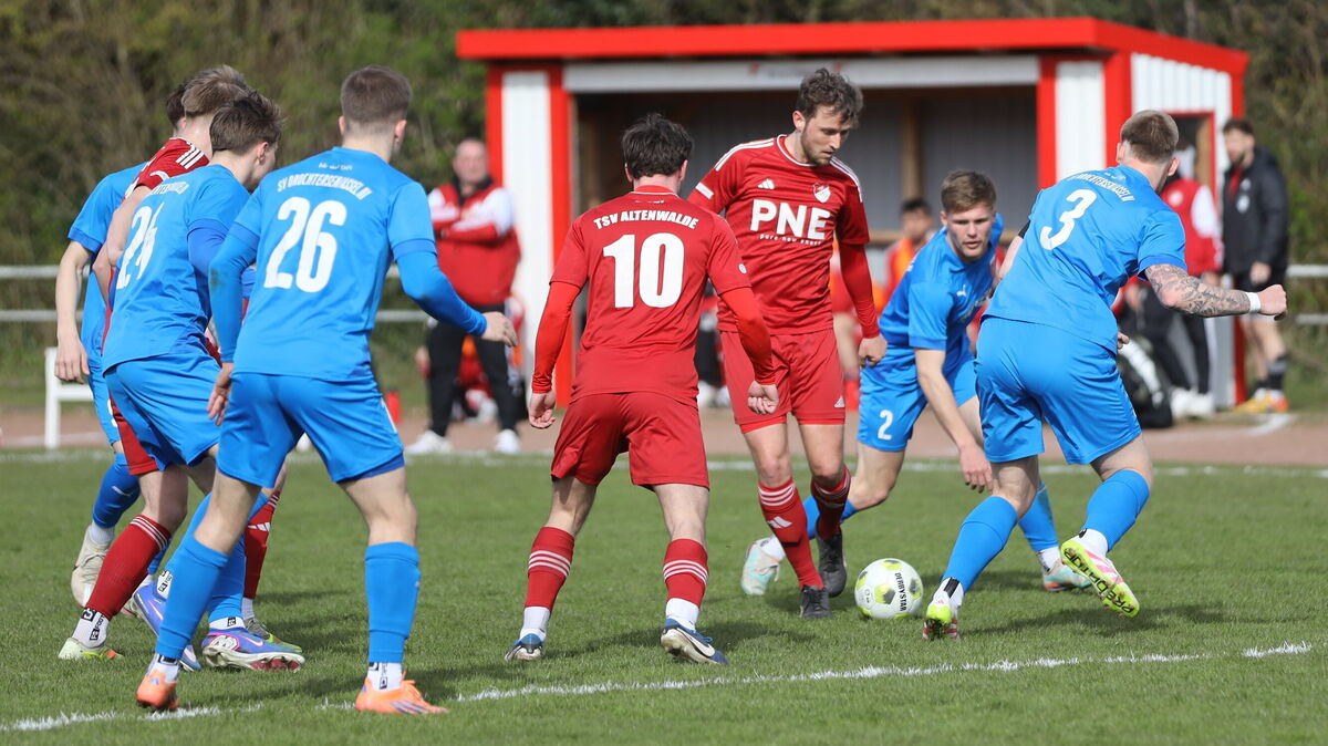 Niclas Bode (am Ball) schoss die frühe 1:0-Führung für den TSV Altenwalde im Heimspiel gegen Drochtersen/Assel III. Foto: Unruh