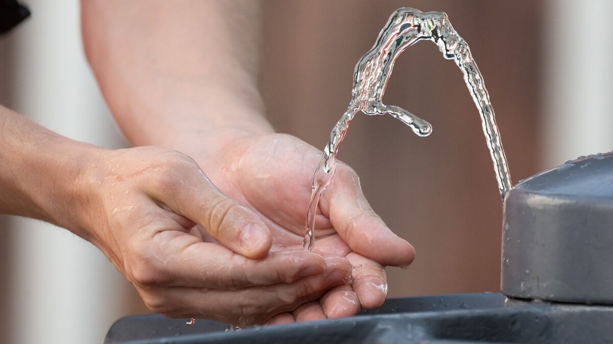 Kühle Erfrischung gesucht: Im Landkreis Cuxhaven sind Trinkwasserstellen rar, obwohl sie im Kampf gegen Hitzewellen entscheidend sind. Foto: dpa/Kahnert
