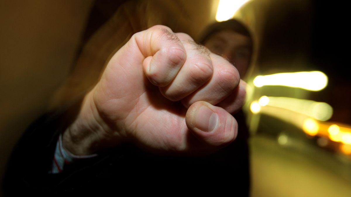 Zwei Männer sollen einen 63-Jährigen verprügelt haben. Symbolfoto: Hildenbrand/dpa