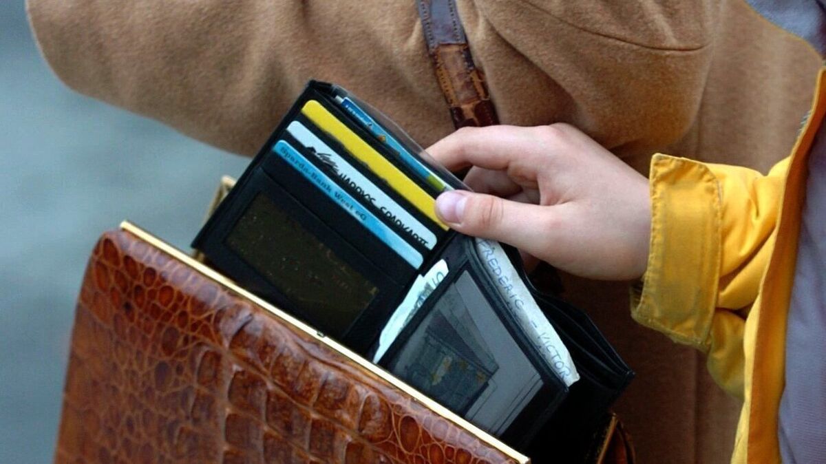 Ein unachtsamer Moment: Die Polizei warnt vor Taschendieben im Kreis Cuxhaven. Symbolfoto: Achim Scheidemann/dpa