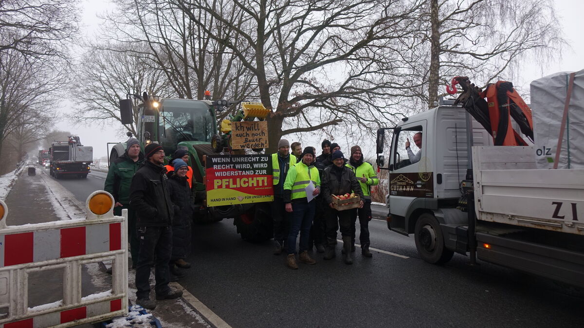 Wartende Verkehrsteilnehmer zeigen sich den protestierenden Landwirten in Hechthausen gegenüber verständnisvoll. Foto: Francke