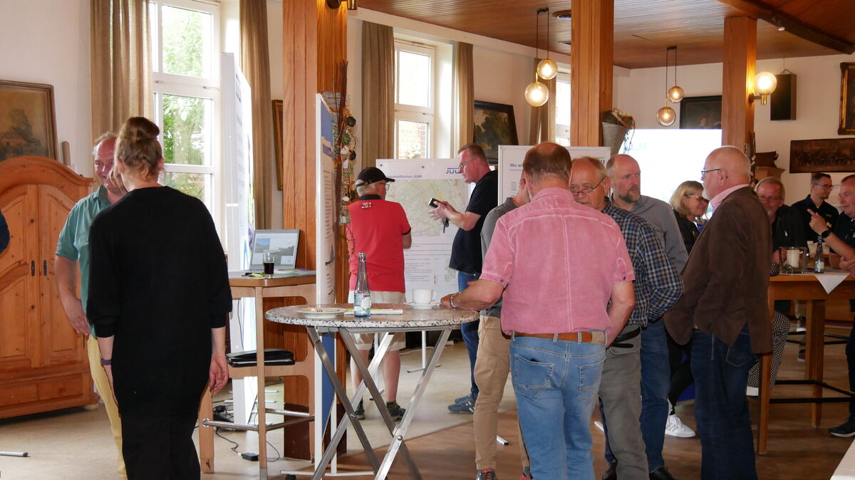 Viele interessierte Besucherinnen und Besucher informierten sich über das Vorhaben  in Osten-Isensee erklären und hatten viele Fragen, die von den Windparkprojektierern beantwortet wurden. Foto: Lange