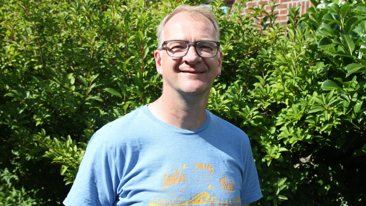 Mit dem passenden „Langeoog-Shirt“ lächelt es sich viel
leichter: Meik Horeis aus Ihlienworth liebt Sport und das Plattdeutsche und
verbindet beides mit seinem Beruf. Foto: Grewe