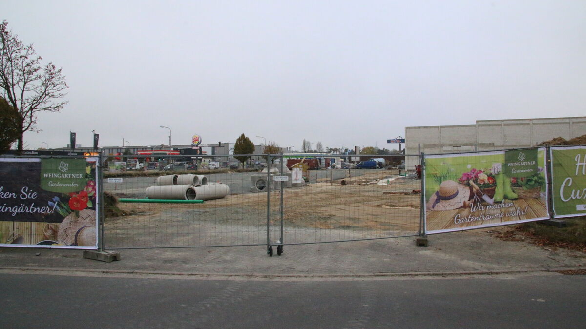 Auf dem großen Grundstück, auf dem ehemals eines der Autohäuser der Manikowski-Gruppe beheimatet war, entsteht seit Mai 2024 Cuxhavens erstes gorßes Gartencenter. Foto: Potschka