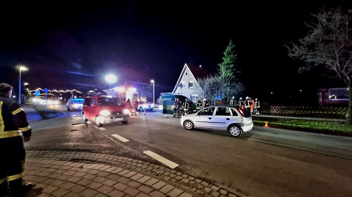 Mitten in der Ortschaft prallt das Auto gegen einen Baum. Foto: Feuerwehr