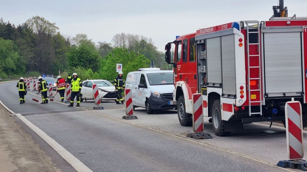 Für die Unfallaufnahme und Beseitigung von auslaufenden Betriebsstoffen muss die B73 voll gesperrt werden. Es bilden sich über zwei Stunden lange Staus in beiden Richtungen. Foto: Lange