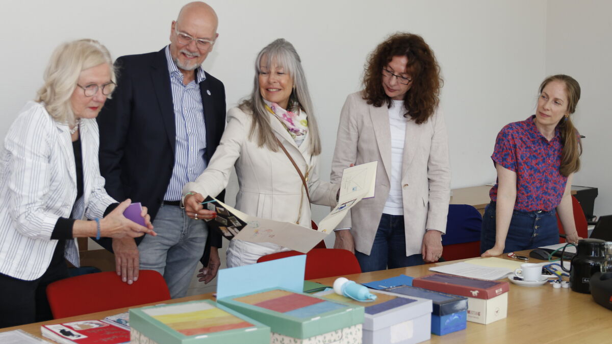 Erika Fischer (Ringelnatz-Stiftung), Michael Lichte (VGH-Stiftung), Stephanie Abke (EWE-Stiftung), Kulturdezernentin Petra Wüst und Lena Raddatz-Flehnert (stellvertretende Leiterin der städtischen Kultur-Abteilung) begeisterten sich für die liebevoll gestalteten Details des Siegerbeitrags. Foto: Koppe