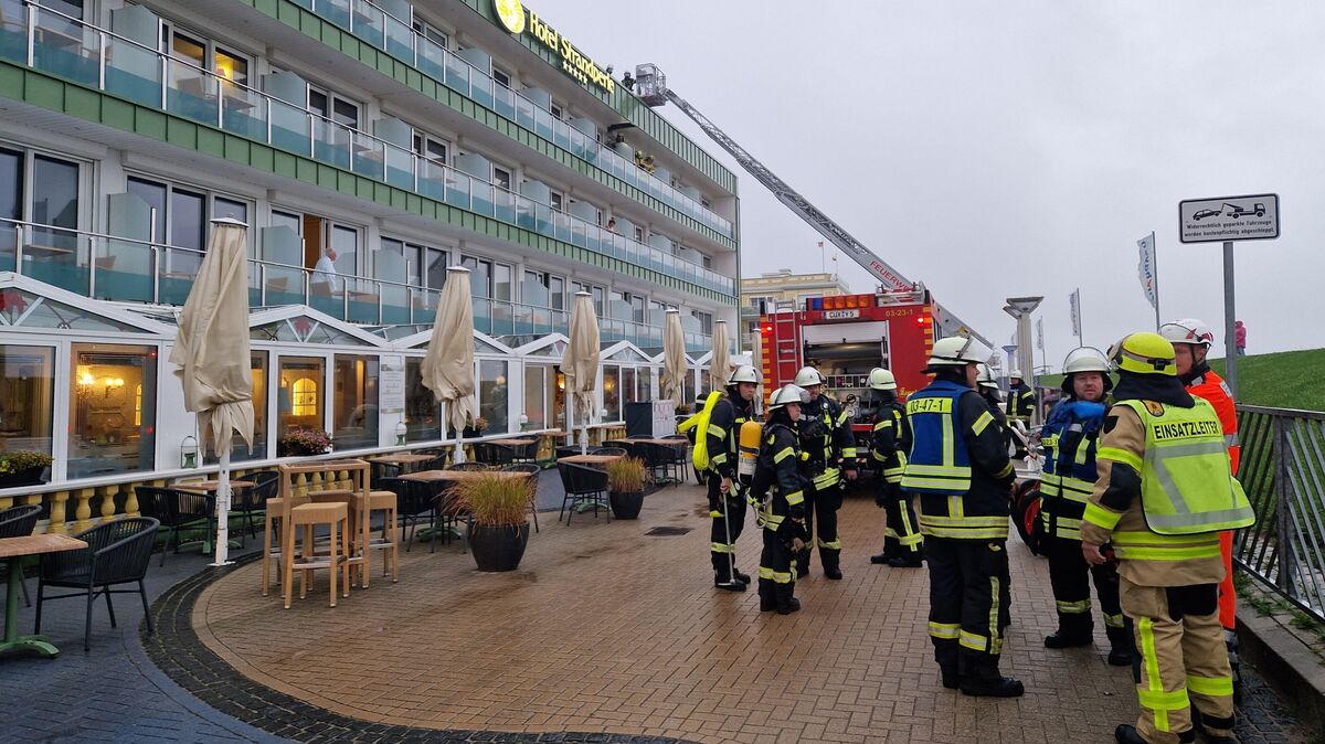 40 Einsatzkräfte sind vor Ort, um den Brand zu löschen. Foto: Larschow
