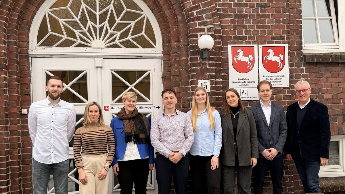 Sie starten in die „zweite Phase“ ihrer Ausbildung (v.l.): Tobias Riepenhof (Amandus-Abendroth-Gymnasium), Anna Poppe (Internatsgymnasium Bad Bederkesa), Hannah-Lena Kluck (Gymnasium Otterndorf), Fabian Tauer (Internatsgymnasium Bad Bederkesa), Nele Bartel  (Internatsgymnasium Bad Bederkesa) , Lucy Schumacher (Amandus-Abendroth-Gymnasium), Marvin Arp (Gymnasium Otterndorf), Jürgen Tomaschewski (Leiter der Außenstelle). Foto: Studienseminar