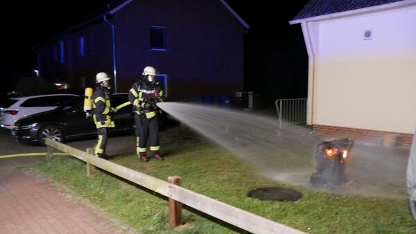 Bio-Mülltonne brennt am Wohnhaus in Hemmoor: Feuerwehr löscht unter Atemschutz