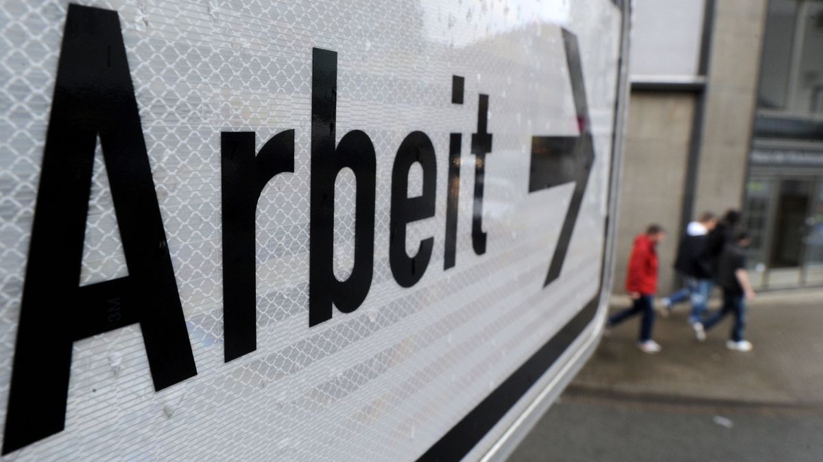 Die Zahl der Arbeitslosen ist im vergangenen Monat weiter gesunken. Symbolfoto: Julian Stratenschulte/dpa