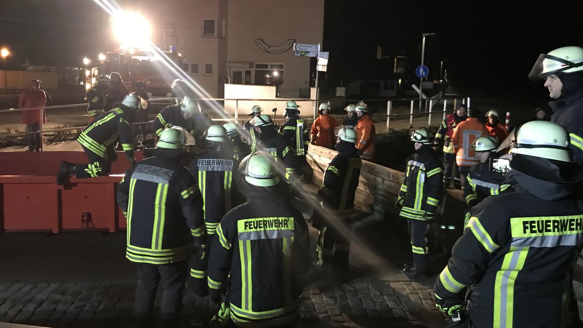 In Sahlenburg wurde Montagabend vorsorglich der Durchlass durch den Damm am Strand geschlossen. Foto: Reese-Winne 