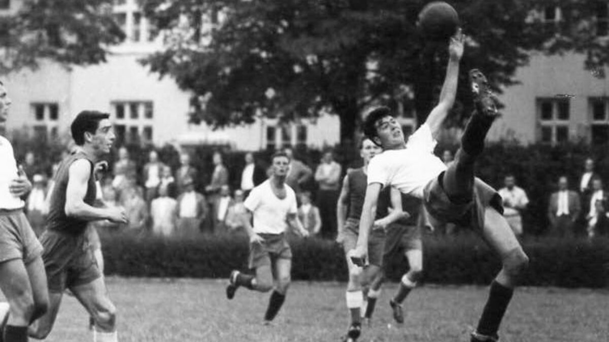 Auch als beinharter Libero hatte Hans-Wilhelm Jacobsen akrobatische Rettungsaktionen. Wie hier bei einem Spiel des CSV auf der Kampfbahn. Foto: Archiv