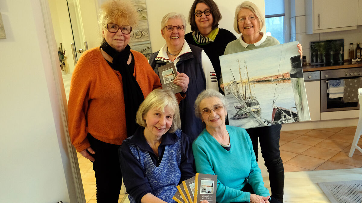 Das fröhliche Autoren-Team bringt „Frische Grüße aus Cuxhaven“ v.l.n.r.: Gisela Kahn, Angelika Ehrmann, Susanne Armbruster, Susanne Gerdes, vorn Monika Ahlrichs und Margit Steinert. Foto: Giesecke
