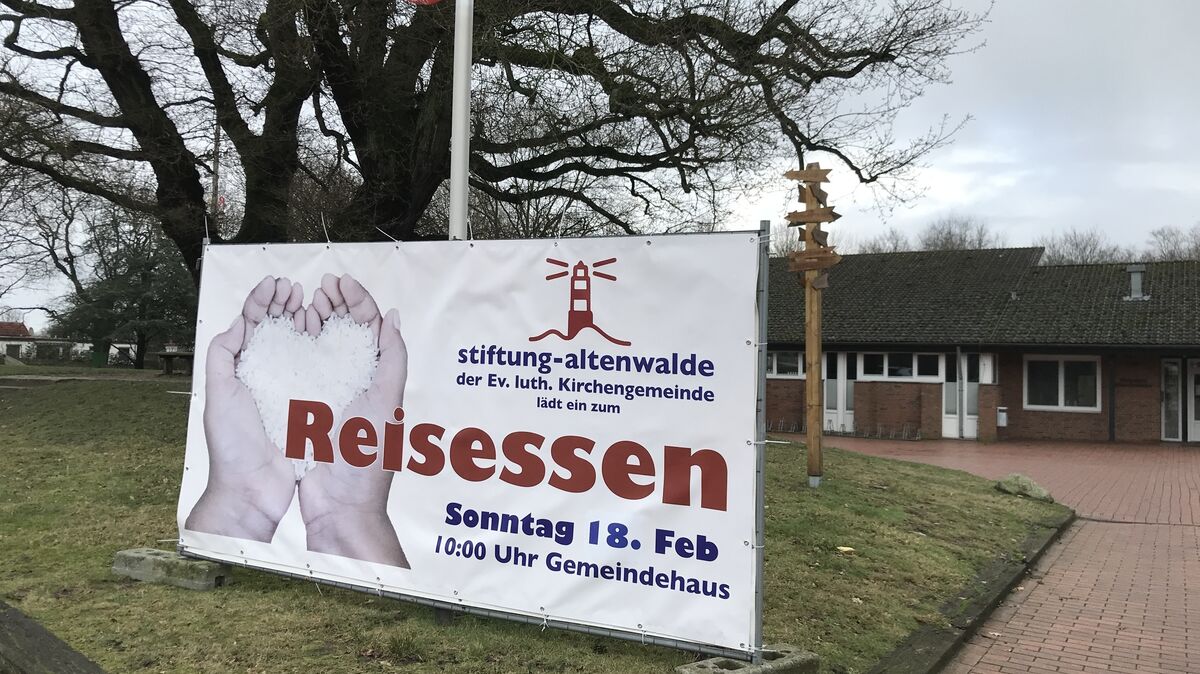 Mit diesem Plakat macht die Stiftung Altenwalde auf das Reisessen im Gemeindehaus aufmerksam. Foto: Reese-Winne