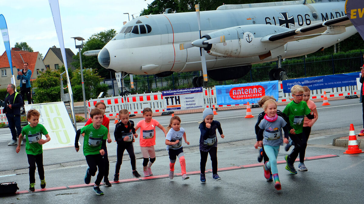 Vor beeindruckender Kulisse gingen die Nachwuchsläufer auf die Strecke. Foto: Giesecke