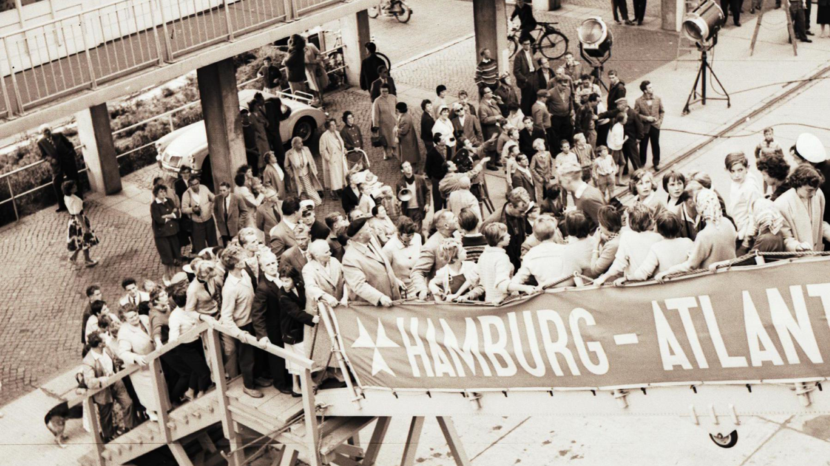 Das legendäre Fahrgastschiff "Hanseatic" stand im Mittelpunkt der Dreharbeiten für "Drillinge an Bord". Zahlreiche Cuxhavener Komparsen durften mitspielen. Foto: Ehler