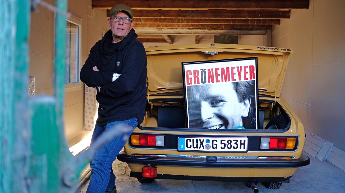 Der Uhrmacher und Grönemeyer-Sammler Wolfgang Heß, zugleich ehrenamtlicher Bürgermeister seines Heimatortes Cadenberge, will dem Ruhrpott-Sänger schon zu Lebzeiten ein Museum widmen. Zur Fan-Sammlung gehört auch ein Opel Kadett, in Anlehnung an den gleichnamigen Grönemeyer-Song aus dem Jahr 1983. Foto: Stollarz/dpa