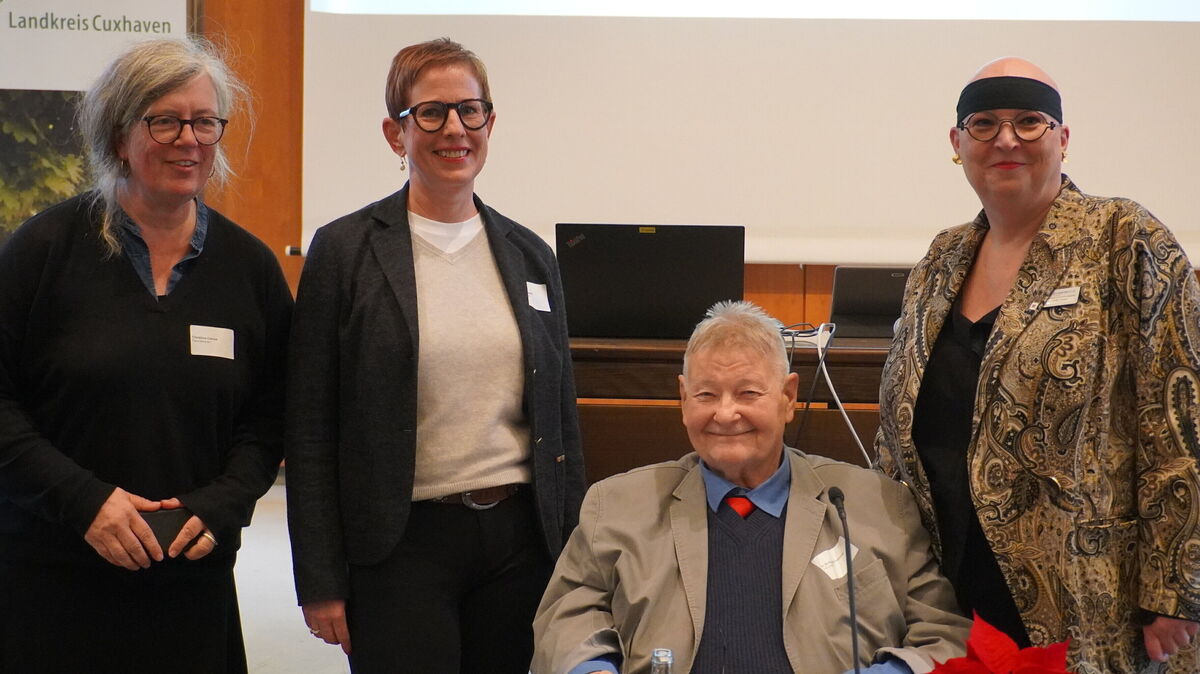 Auf dem Fachtag "Häusliche Gewalt und Kindschaftsrecht" sprachen Ulla Wichmann (l.), Christina Clemm (2.v.l.) und Wolfgang Hammer (2.v.r.). Helle Vanini (r.), Geschäftsführerin des Paritätischen Cuxhaven, moderierte den Fachtag. Foto: Brettschneider