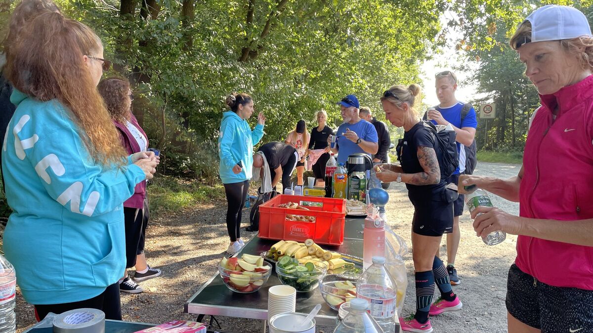 Verpflegungspunkt am Altenwalder Waldrand: Bei besten Bedingungen waren im vergangenen Jahr Obst, Brezeln und Müsliriegel sehr willkommen. Foto: Reese-Winne