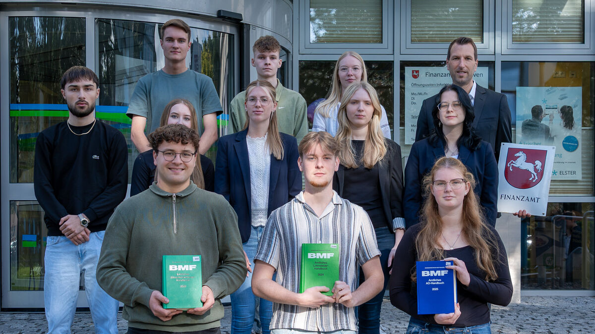 Die Berufsanfänger und die erfolgreichen Prüfungsabsolventen des Finanzamts Cuxhaven wurden von Leitung und Kollegium freudig begrüßt. Foto: Finanzamt Cuxhaven