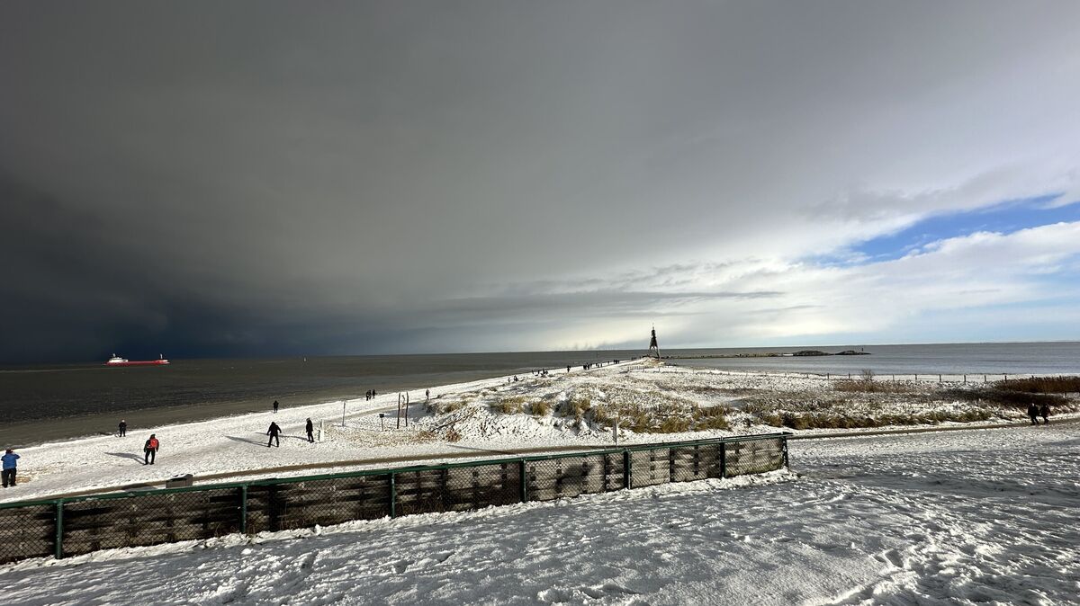 Auftakt für eine Winterwoche: Am Sonnabend hat es über dem Cuxland bereits kräftig geschneit. An der Kugelbake boten sich spektakuläre Bilder voller Kontraste. Foto: Reese-Winne