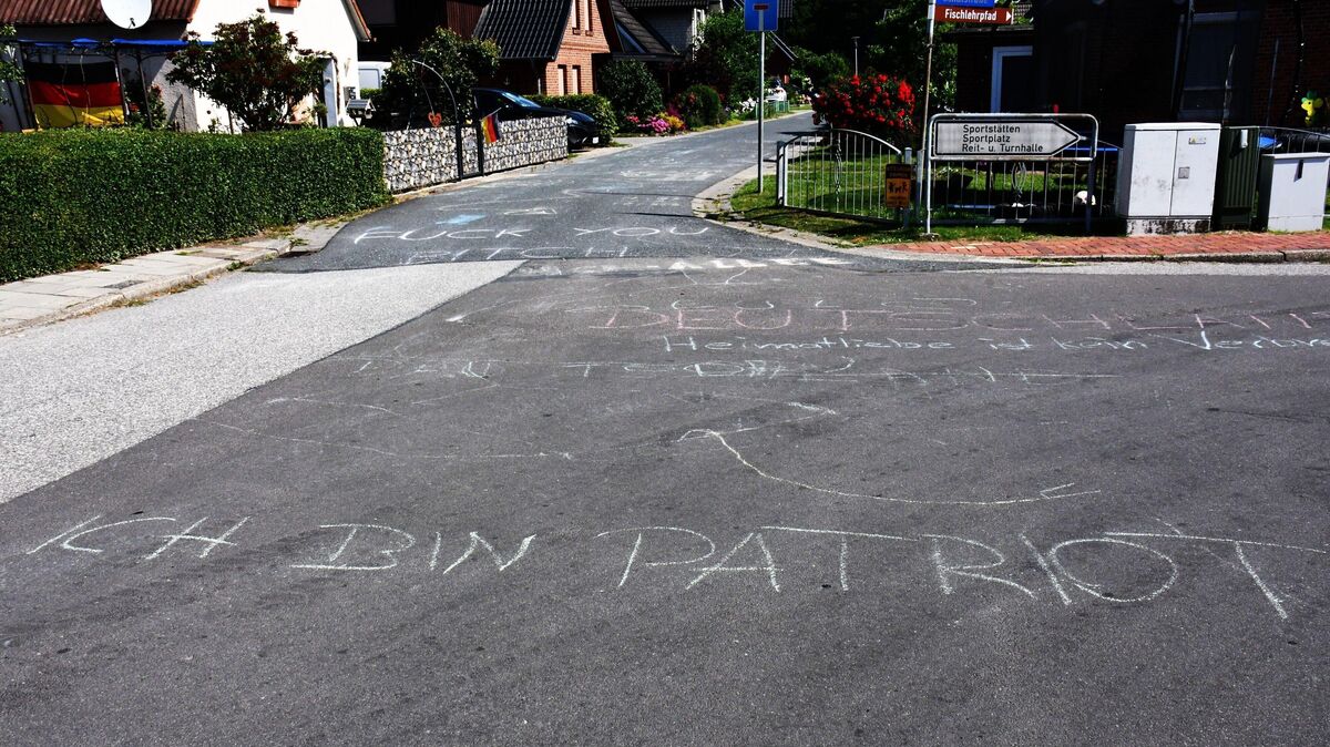 Auf der Straße in Ihlienworth sind Schmierereien zu lesen. Unter anderem "Ich bin Patriot", steht dort geschrieben. Foto: Schröder