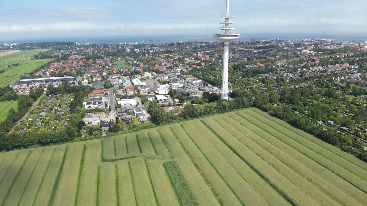 Noch liegt das Areal südlich des Friedrich-Clemens-Gerke-Funkturms brach. Auf diesem Gelände sollen die Westerwischhöfe entstehen: ein modernes, autoarmes Wohnquartier mit rund 400 Wohneinheiten, Kita, Mehrgenerationenhaus und dem zentralen Cux-Hub. Foto: Stadt Cuxhaven
