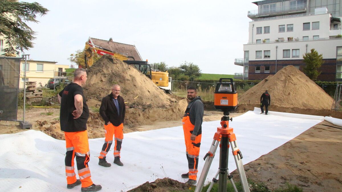 Auf dem Grundstück Prinzessinnentrift 13 bis 14 hat am Dienstag ein Bagger mit der Planierung des Mutterbodens begonnen. Die Stadt Cuxhaven hatte dem Bremerhavener Investor am 23. September eine erste Teilbaugenehmigung erteilt. Barbara Leinwand von der Interessengemeinschaft hat Widerspruch eingelegt und einen Baustopp gefordert. Foto: Potschka