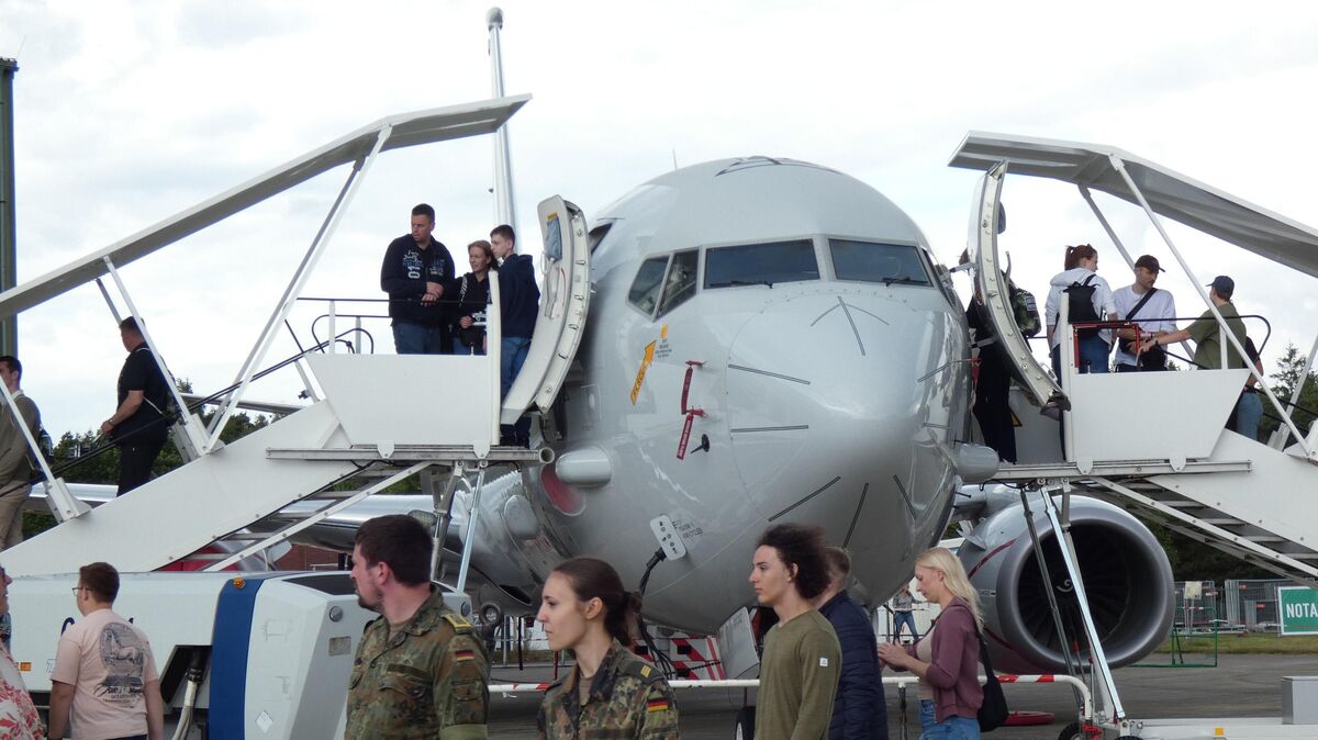 Eine der neuen P-8A Poseidon konnte beim Tag der Bundeswehr am 6. Juni 2026 besichtigt werden und der Besucherstrom riss nicht ab. Foto: Reese-Winne
