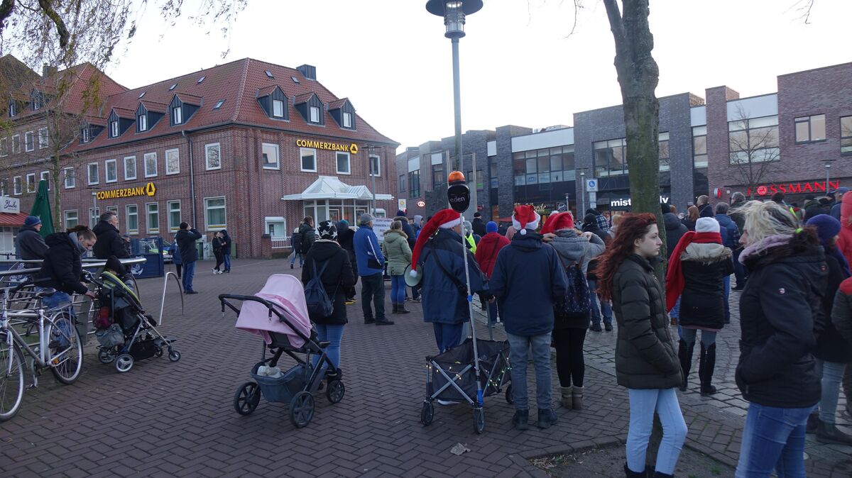 Einige Teilnehmer der Anti-Corona-Demonstrationen in Cuxhaven kommen auch mit ihren Kleinkindern zum Protest. Was geht in diesen Eltern vor? Eine Familie hat von ihren Beweggründen erzählt, die Kinder könnten ja schlecht alleine zu Hause bleiben, sagen die Eltern. Fotos: Bohlmann-Drammeh