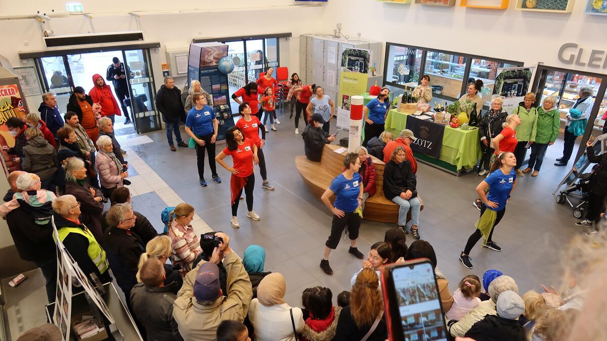 Die Bahnhofshalle wurde zur Bühne. Die Latin-Fitness-Gruppe vom ATSC brachte Schwung in das Gebäude. Von Bachata bis Hip-Hop waren alle Tanzstile vertreten. Foto: Tonn
