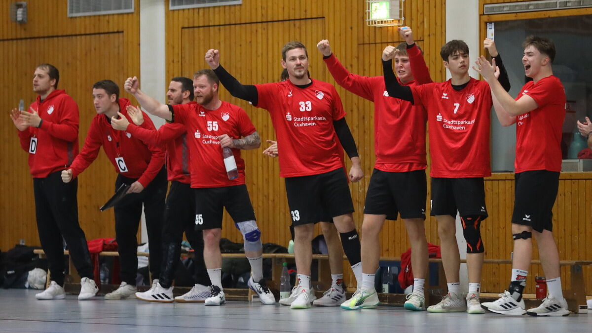Jubel beim TSV Altenwalde: Durch ein Tor in letzter Sekunde von Dominik Wichmann (Vierter v.r.) feierte der Handball-Verbandsligist seinen ersten Saisonsieg. Foto: Unruh