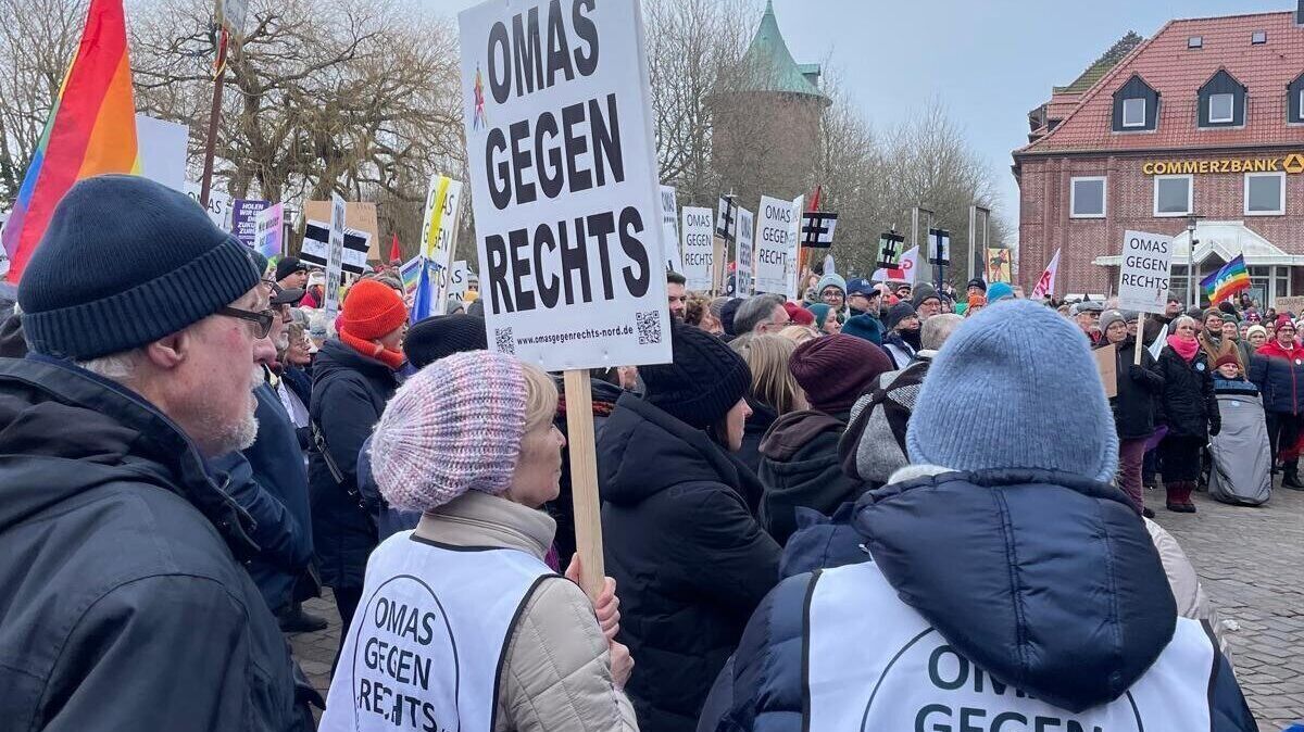 Die "Omas gegen Rechts" gehen für die demokratischen Werte auf die Straße - hier bei der jüngsten Demo am 8. Februar auf dem Cuxhavener Kaemmererplatz - das werden sie auch am 24. April bei der Gegendemo tun. Foto: Kramp