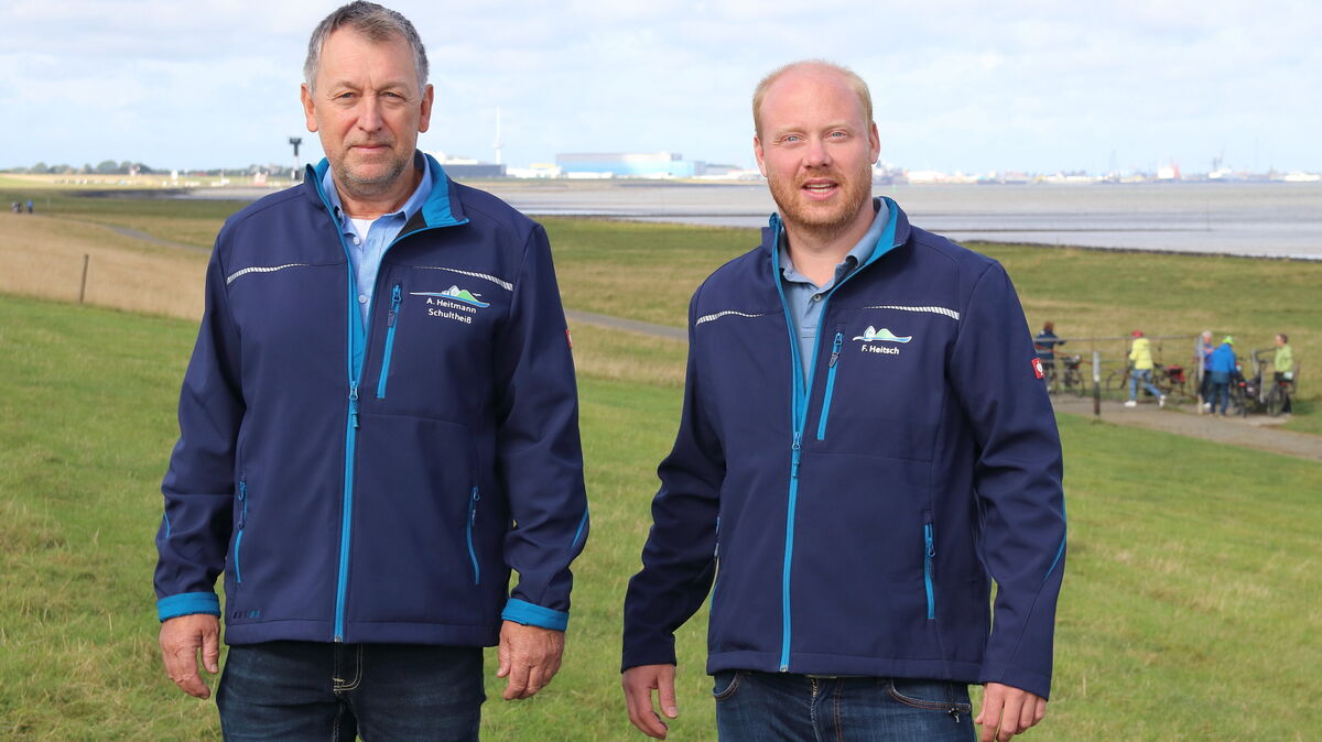 Stellten klar, dass am Deich bestimmte Spielregeln gelten: Hadelns Schultheiß Armin Heitmann (l.) und Florian Heitsch, Geschäftsführer der Wasser- und Bodenverbände Otterndorf. Foto: Koppe