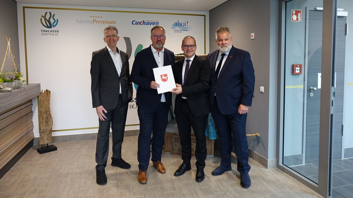 (v.l.n.r) Badleiter Sascha Bange, Oberbürgermeister Uwe Santjer, Wirtschaftsminister Grant Hendrik Tonne und Kurdirektor Olaf Raffel bei der Übergabe der Urkunde. Foto: Larschow
