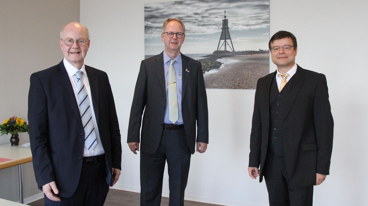 Amtsübergabe im Finanzamt Cuxhaven mit dem Vizepräsidenten des Landesamts für Steuern Niedersachsen, Christoph Arntz (M:): links Lutz Klug, der nach Wesermünde wechselt, und rechts der neue Amtsleiter Volker Poeschel. Foto: Reese-Winne