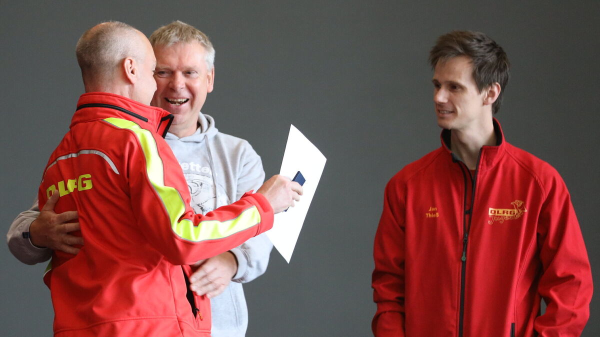 Damit hatte Norbert von Thaden nicht gerechnet: Von DLRG-Bezirksleiter Michael Harjes bekam er die höchste Auszeichnung der DLRG verliehen. Jan Thieß (2. Vorsitzender, r.) gratulierte als einer der ersten. Foto: Unruh