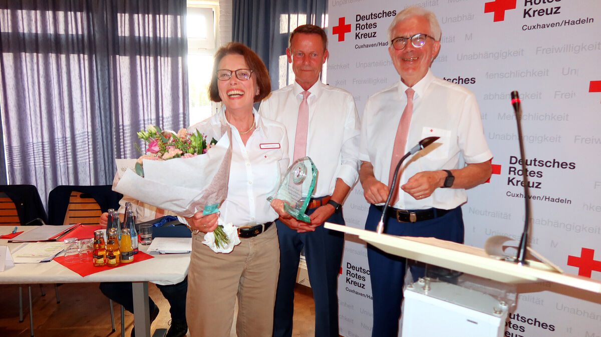 Abschied von einer „Perle“ des DRK und Ehrung für mehr als zwei Jahrzehnte engagierten Einsatzes: Geschäftsführer Volker Kamps (Mitte) und Präsident Werner Otten (rechts im Bild) gratulieren Angelika Pieper zu ihrer Auszeichnung. Foto: Tonn