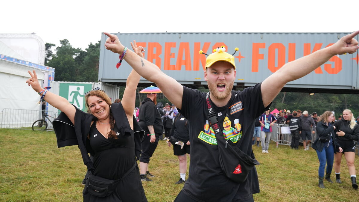 Das Deichbrand-Festival in Wanhöden steht an – und die Küste macht, was sie will: Sonne, Wind, Regen. Mit dieser Deichbrand-Packliste 2026 hast du Camping- und Infield-Basics dabei plus die kleinen Retter, die viele vergessen. Foto: Overschmidt